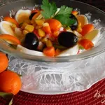 Салат с крабовыми палочками и кумкватами