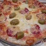 Пицца с моцареллой и салями