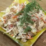 Салат домашний с курицей и сухарями