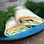 Закуска из лаваша с огурцами и кукурузой