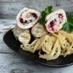 Куриные рулетики с клюквой и сыром