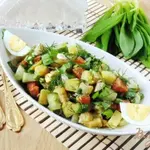 Салат с черемшой, яйцом и картофелем