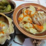 Куриные ножки с печенным луком в горшочке