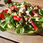Салат с клубникой, рукколой и грецкими орехами