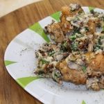 Куриные  рулеты с оливками в грибном соусе