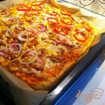 Пицца с тунцом и кукурузой.