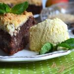 Шоколадный пирог с яблоками и штрейзелем