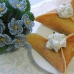 Треуголки блинные с курино-грибной начинкой и соусом