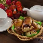 Сладкие булочки на кефире с вяленой вишней