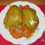 Фаршированный перец с морковью и помидорами