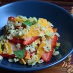 Салат с крупой, авокадо и клубникой