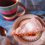 Шарлотка с вишней и яблоками