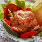 Салат с креветками, яблоком и рукколой