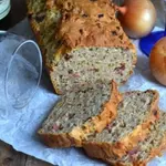 Закусочный хлеб на пиве с копченой ветчиной и луком