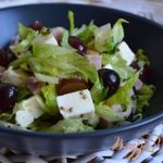 Салат с виноградом, ветчиной и сыром