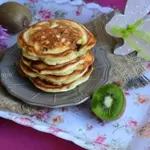 Сметанные оладьи с киви