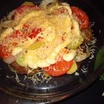 Печеночные блины с помидорами под сыром