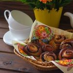 Домашние дрожжевые сладкие булочки с корицей, маком и сахаром.