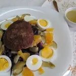 Гамбургер с салатом