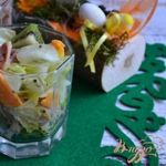 Салат с копченой курицей и киви