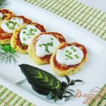 Картофельные оладьи со сметаной.