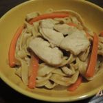 Домашняя яичная лапша с курицей и овощами