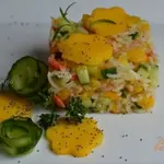 Салат с манго, креветками и крупой