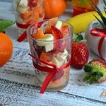 Фруктовый салат с моцареллой и сиропом агавы