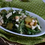 Салат с рукколой, сардинами и нутом