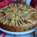 Арахисовая шарлотка с яблоками