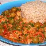 Рыба с овощами и оливками с рисом на гарнир