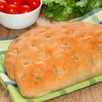 Фокачча из трех видов муки с ветчиной сыром и помидорами
