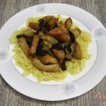 Свинина, приготовленная с черносливом и яблоками