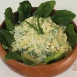 Салат с черемшой и шпинатом