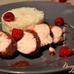 Куриные грудки в соусе из красного вина с малиной