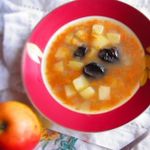 Куриный суп с черносливом и яблоком