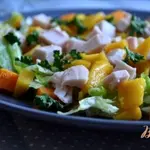Салат с курицей и манго