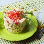 Салат из пекинской капусты с крабовыми палочками и сухариками