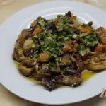 Утиные шкварки с овощами