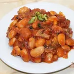 Тушенная фасоль с грибами в томатном соусе