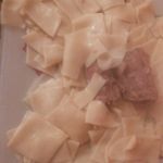 Тонкий хинкал с бараниной и томатно-чесночным соусом