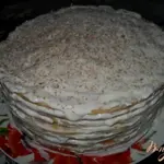 Медовик со сметанным кремом и фруктами.