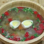 Овощной суп с перепелиными яйцами