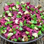 Салат со свеклой, яблоком и черносливом