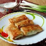 Тонкие блинчики с  отварной индейкой и зеленым луком