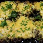 Мясо запеченное с луком и сыром