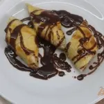 Сладкая слоеная булочка с яблоками и шоколадом