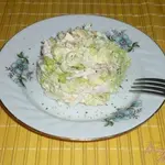 Салат из пекинской капусты с курицей и омлетным блинчиком