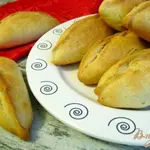 Печеные пирожки с картофелем и колбасой