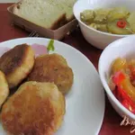 Котлеты из щуки с жареным луком и морковью